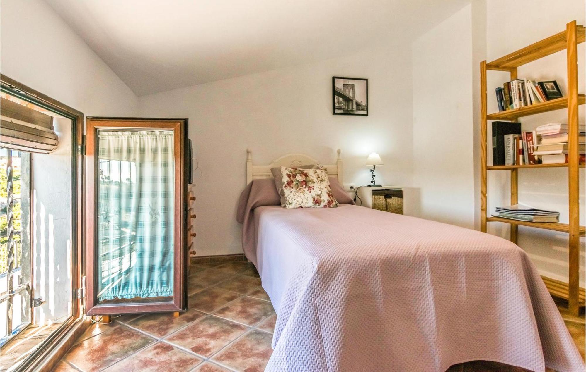 Pet Friendly Home In Hornachuelos With Kitchen Екстер'єр фото
